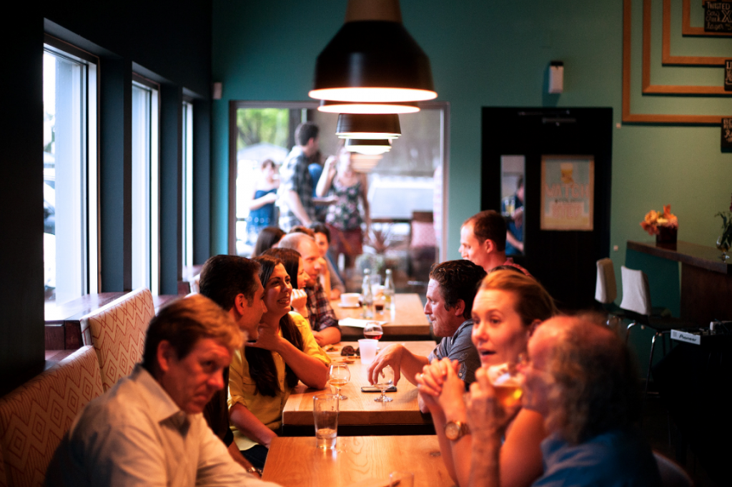 gente comiendo en un restaurante