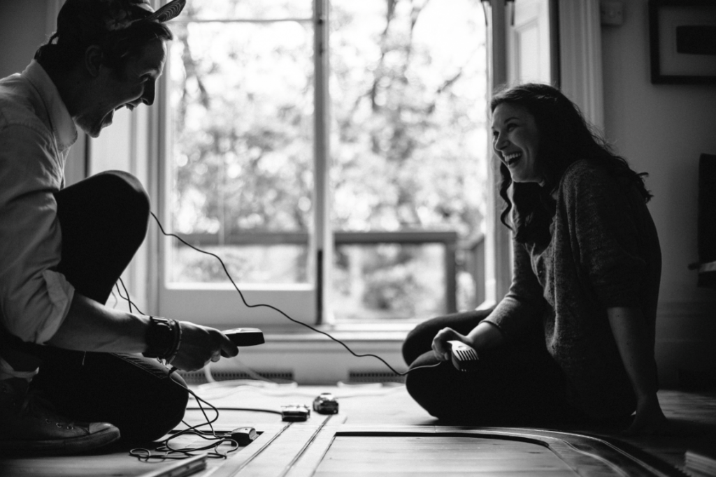 pareja divirtiéndose juntos