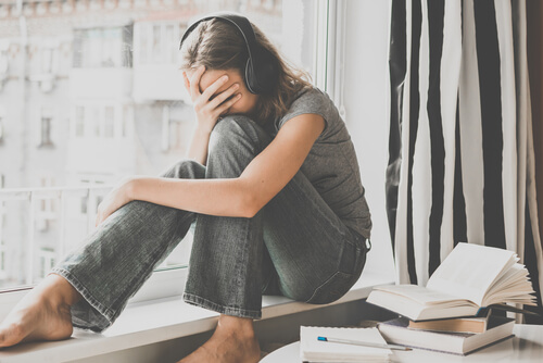 Chica escuchando canciones