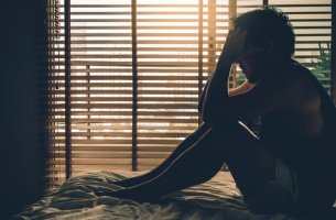 Hombre con ansiedad en la cama