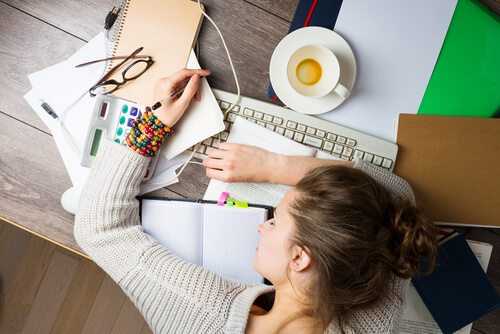 Mujer cansada de estudiar para una oposición