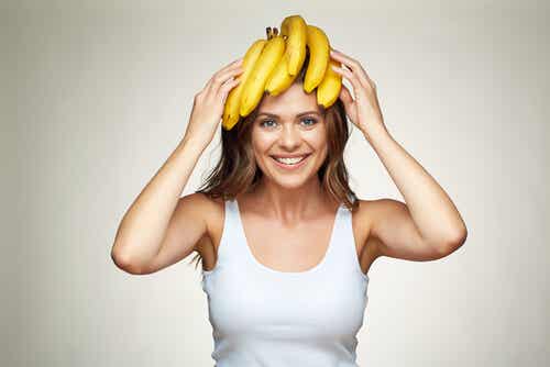 Mujer con plátanos en la cabeza