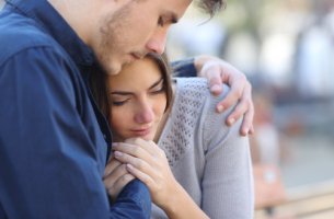 Mujer llorando con su amigo