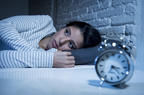 Mujer preocupada sin poder dormir