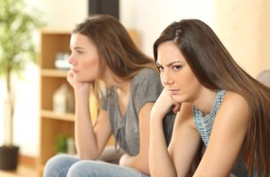 Mujer narcisista con envidia