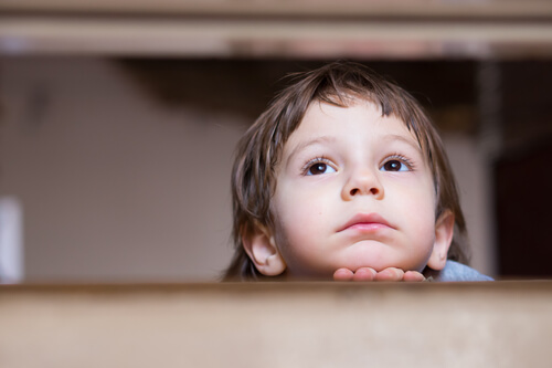 Escuchar quejas y advertencias en la infancia: la ansiedad en la vida adulta