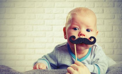¿A qué edad un niño tendría que decir su primera palabra, señalar, pedir...?