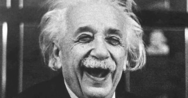 Albert Einstein sorrindo co seu sentido do humor