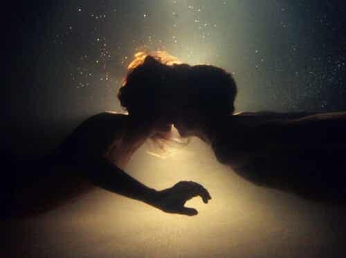 Beso debajo del agua