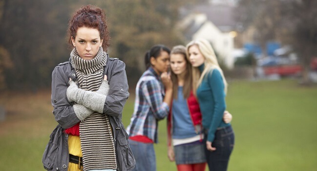 Malas amigas hablando mal de otra