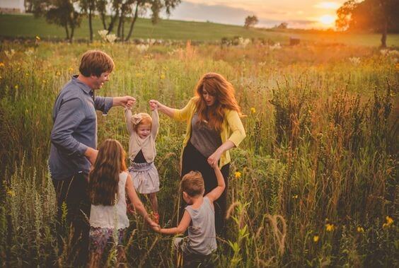 Familia jugando en el campo
