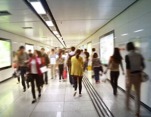 Gente en el metro borrosa