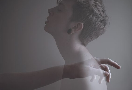 hombre sintiendo presencias fantasmales