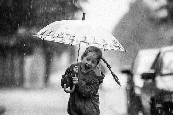 Niña bajo la lluvia