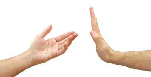 Mano de una persona egoísta rechazando ayudar