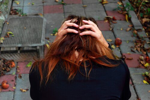 Mujer con ansiedad y con agorafobia agarrándose la cabeza