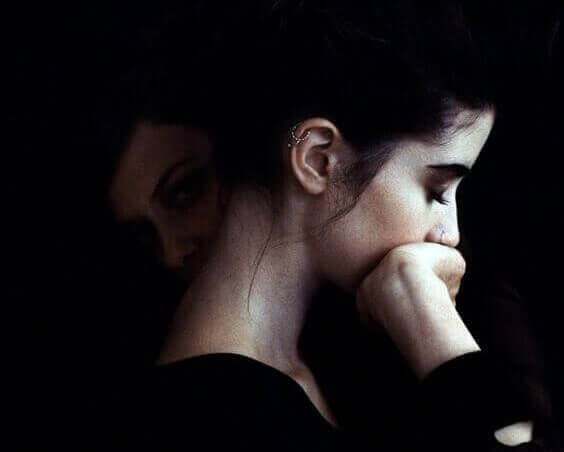 Mujer con mano en la boca simbolizando la relación entre los trastornos de ansiedad y alta inteligencia