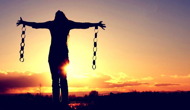 Mujer con las manos abiertas