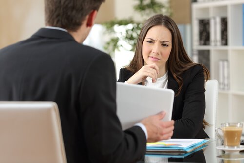 Trabajadora sufriendo agresiones verbales de su jefe