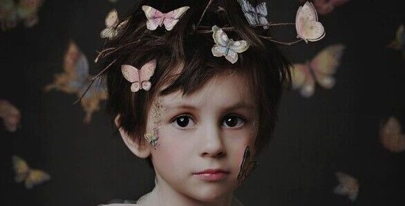 Niño con mariposas en la cabeza