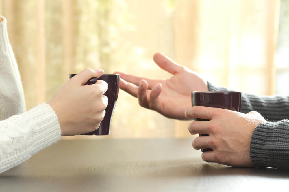 Pareja discutiendo saludablemente