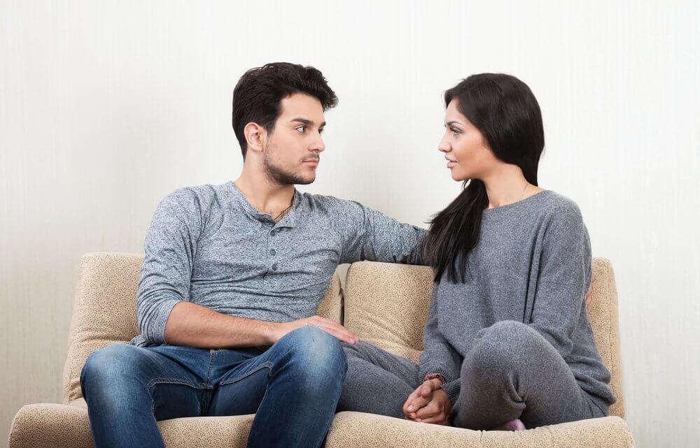 Pareja hablando sobre sus diferencias
