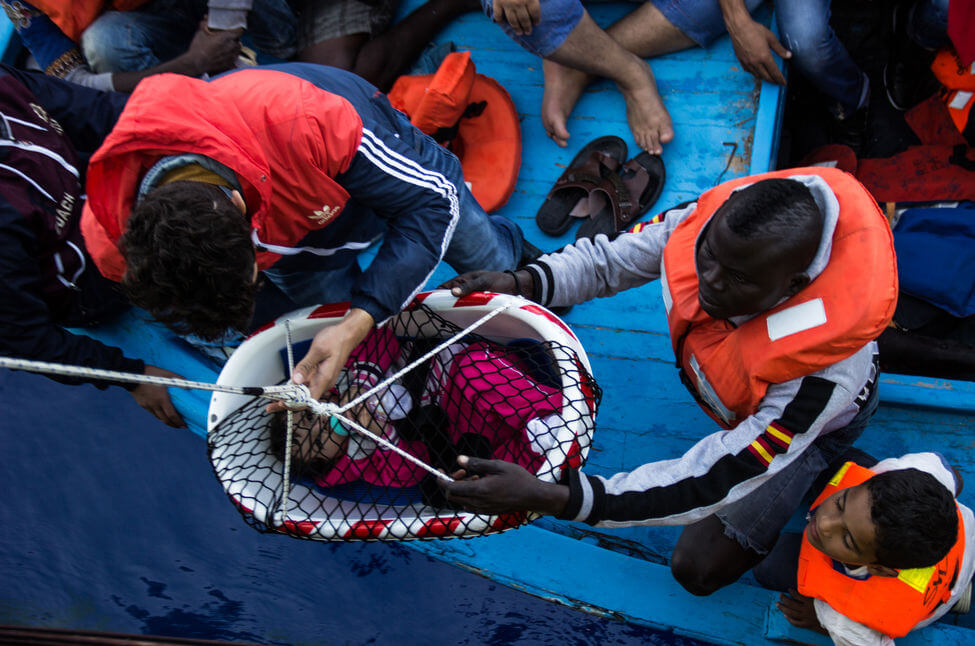 Personas de Acnur ayudando a refugiados