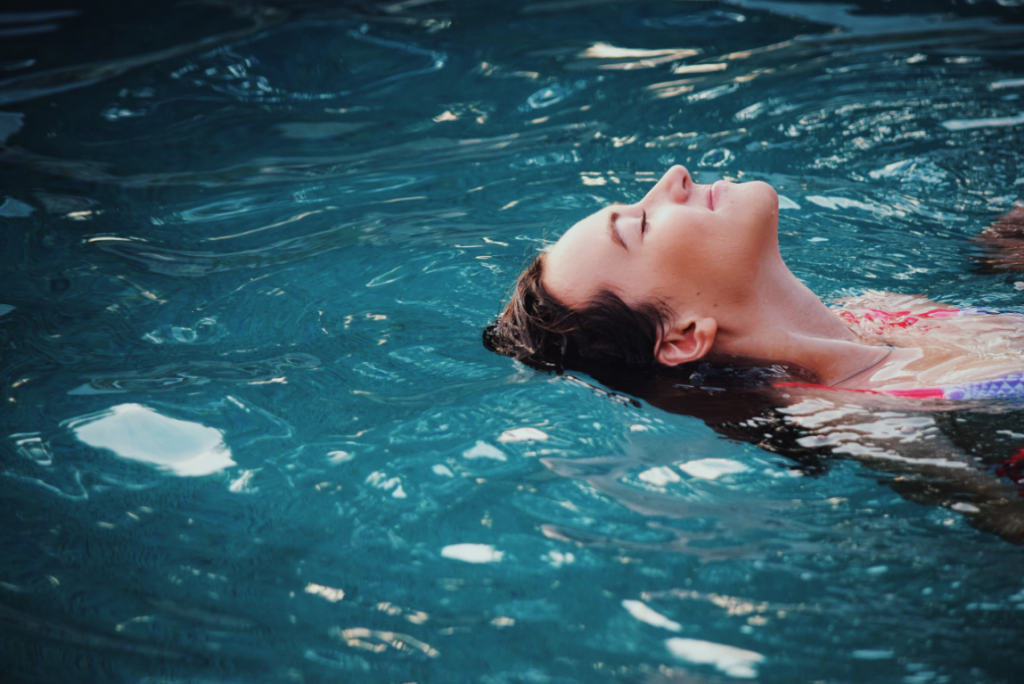 mujer feliz en la piscina