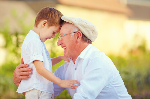 Gracias a esos abuelos que acuden al rescate de los padres que trabajan mucho
