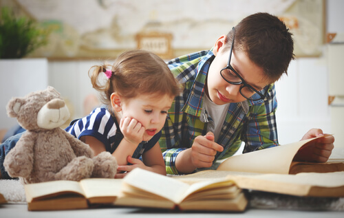 Hermanos leyendo