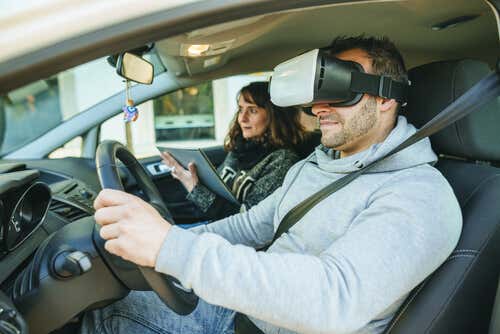 Hombre con gafas de realidad virtual conduciendo
