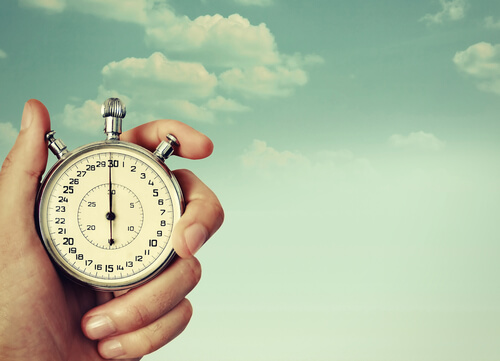 Mano con reloj midiendo el tiempo