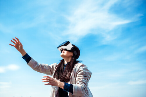 Mujer con gafas de realidad virtual