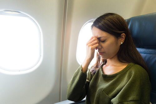 Mujer con miedo a volar