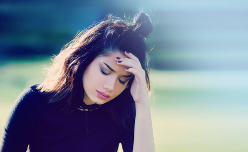 Mujer con pensamientos irracionales