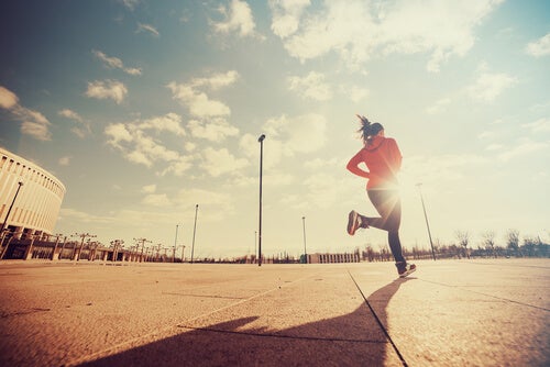 Mujer corriendo con motivación