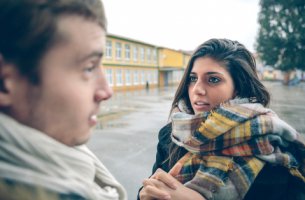 Mujer hablando con chico bajo el efecto franklin