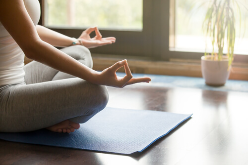 Mujer meditando en su habitación