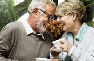 Pareja representando el bienestar de las personas mayores
