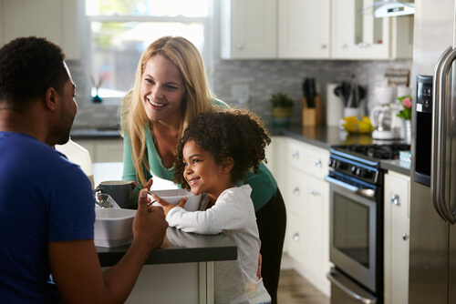 Pareja en la cocina con su hija