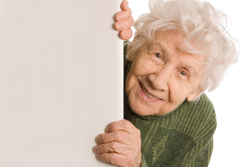 Persona mayor asomada mirando