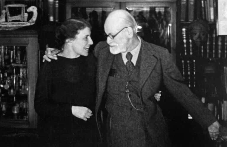 Anna Freud abrazada a su padre Sigmund Freud
