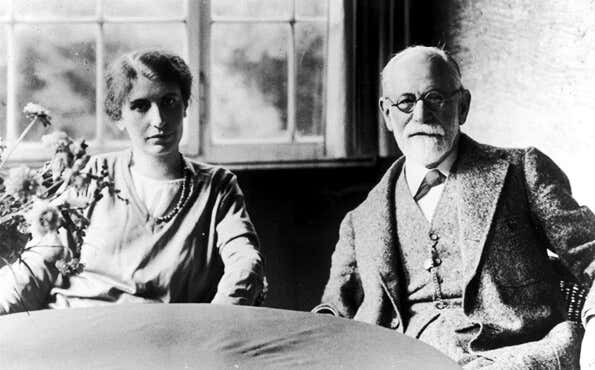 Anna Freud med faren Sigmund Freud da de definerte mekanismene for projeksjon, undertrykkelse og fornektelse