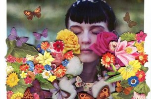Chica con flores que representan emociones