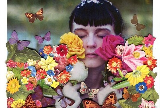 fille avec des fleurs profitant de la vie