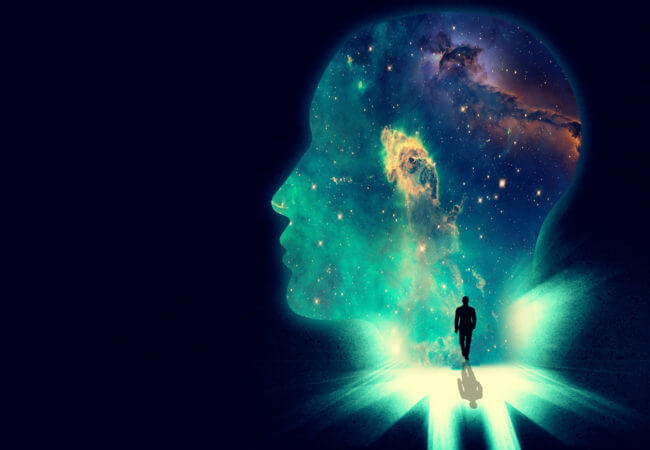 rostro con luces y persona en el centro que representa el arte de estudiar psicología