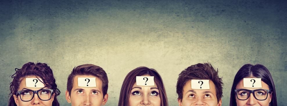 Grupo de jóvenes con dudas sobre su identidad social