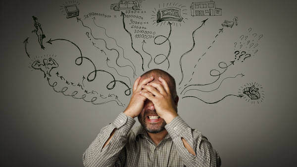 Hombre con las manos en la cabeza por estrés