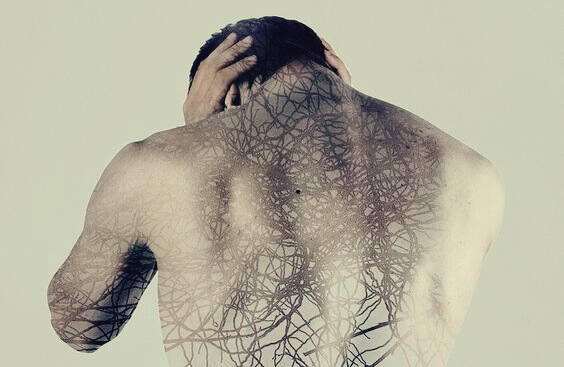 Hombre de espaldas que no ha superado el periodo del duelo