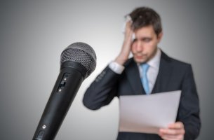Hombre sudando con miedo a hablar en público